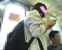 【顔出しJD】電車内とイベント会場で台形デニムを履いた美人JDのスカートの中を撮影してみたら凄いのが撮れた。【パンチラ逆さ撮り】