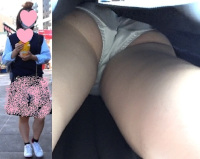 45.テーマパークの制服ちゃんの白サテンパンツ