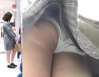 34.グレーチェックワンピなお姉さんの白パンツ