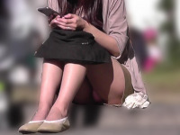 【お祭シリーズ004】　ミニスカ生足から覗くピンクを至近距離で