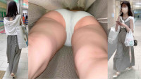 bomb2_025 綺麗なOLお姉さんマキシ丈ワンピおっぴろげ白P　エスカめくり