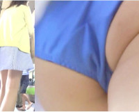 パンチラ盗撮 ハデな青パンツを超接近撮影 