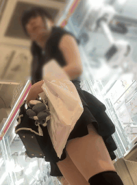 半ケツでガチャガチャコーナーに来たお姉さん