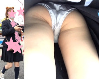 49.テーマパークの制服ちゃんの白パンツ
