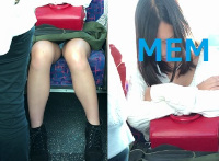 電車対面パンチラ127；JD、超ミニスカ、水色パンティ