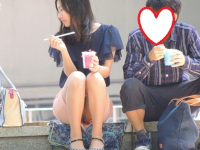 お座りお姉さん発見!!(FHD)大変です!!パンツが見えてますよ66